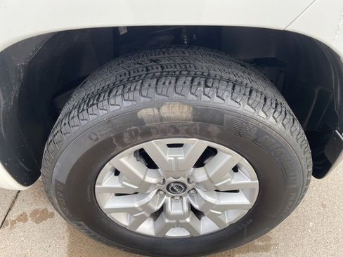 Used 2024 Nissan Frontier SV w/ SV Convenience Package image 17