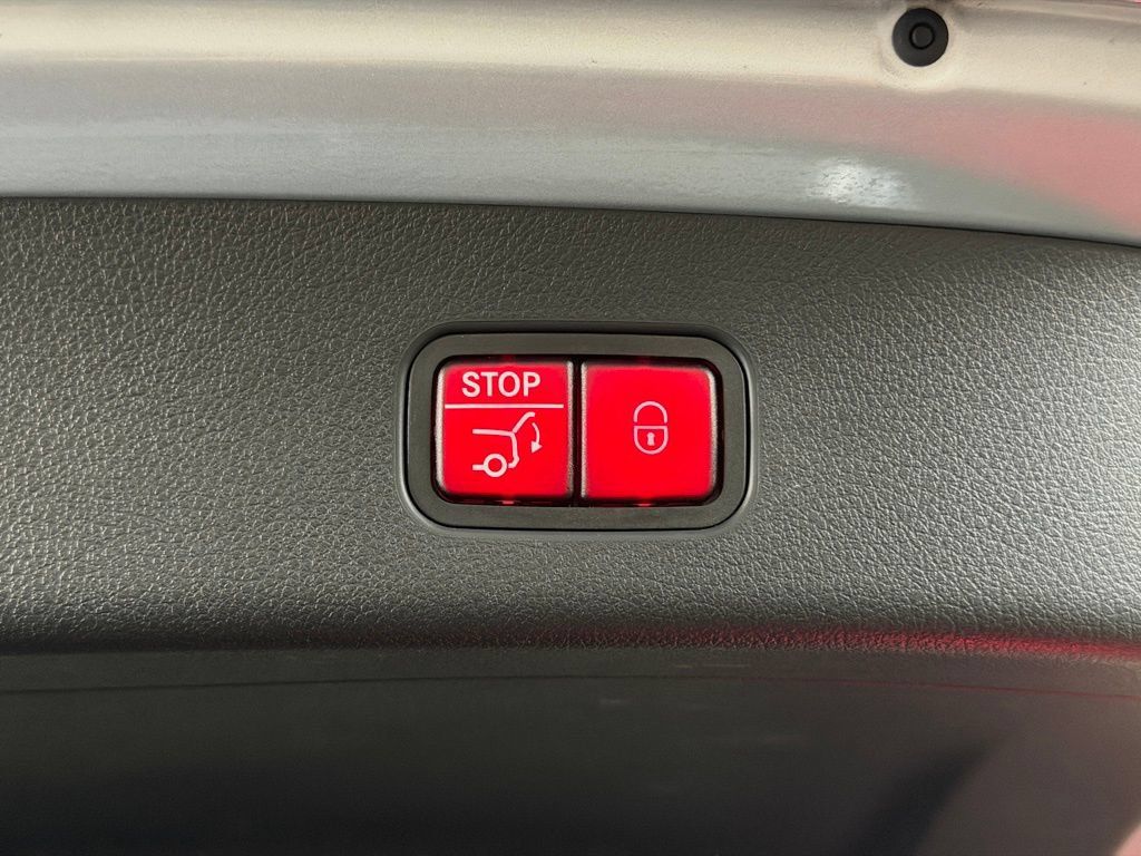 Used 2025 Mercedes-Benz GLC 300 4MATIC image 15