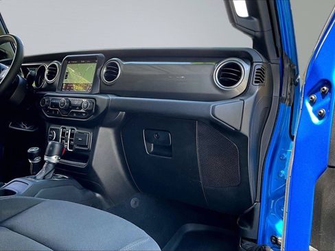 Used 2023 Jeep Gladiator Overland AWD/4WD image 17