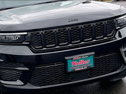 Used 2024 Jeep Grand Cherokee Altitude AWD/4WD image 28