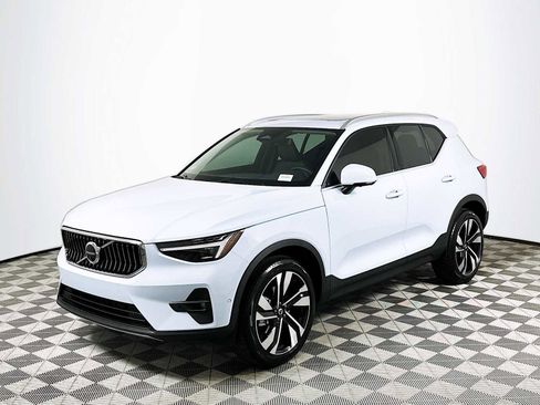 Used 2025 Volvo XC40 B5 Ultra w/ Climate Package image 3