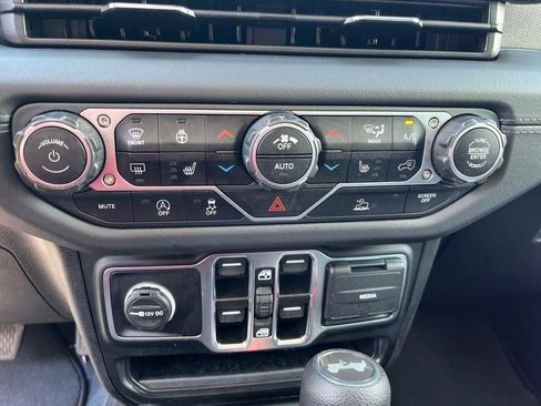 Used 2025 Jeep Wrangler Unlimited Sahara AWD/4WD image 23