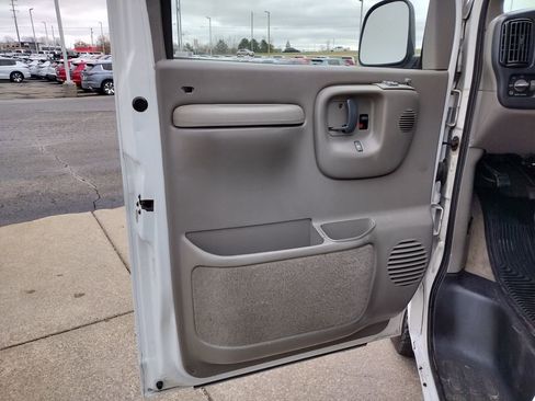 Used 2000 Chevrolet Express 1500 Passenger w/ LS Preferred Equipment Group RWD image 19