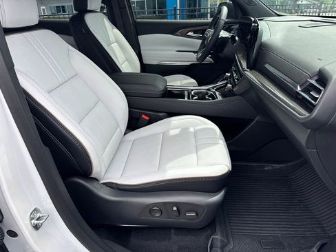 Used 2025 Chevrolet Traverse High Country image 14