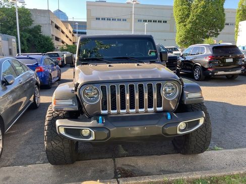 Used 2022 Jeep Wrangler Unlimited Sahara w/ Cold Weather Group AWD/4WD image 2
