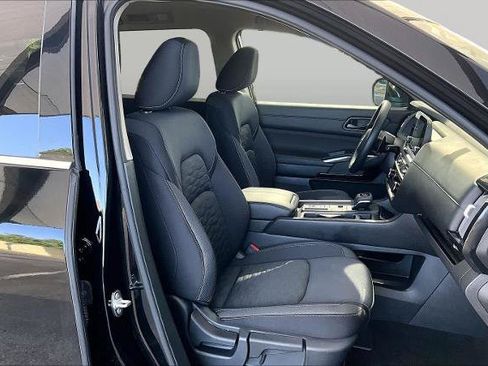 Certified 2025 Nissan Pathfinder S FWD image 9