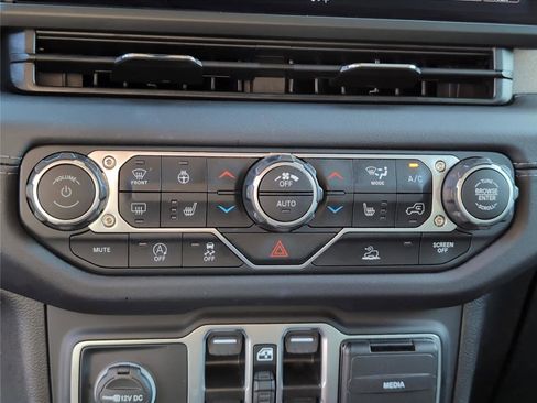 Used 2025 Jeep Wrangler Sahara AWD/4WD image 20