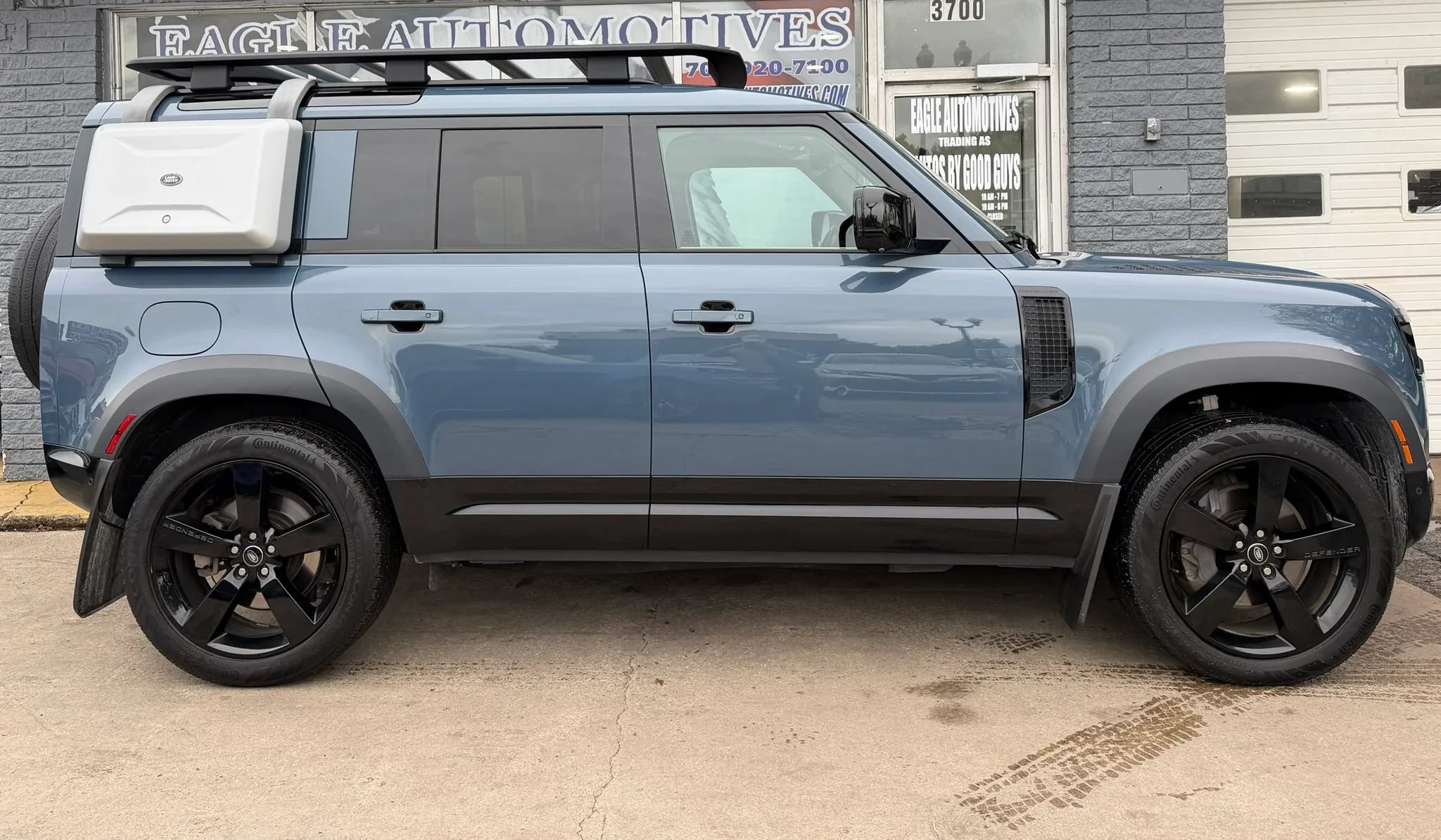 Used 2022 Land Rover Defender 110 X-Dynamic SE AWD/4WD image 2