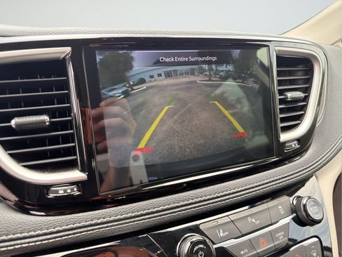 Used 2024 Chrysler Pacifica Limited FWD image 15