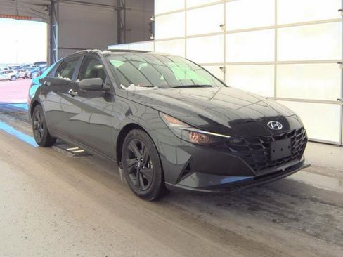 Used 2023 Hyundai Elantra SEL w/ Preferred Accessory Package image 4