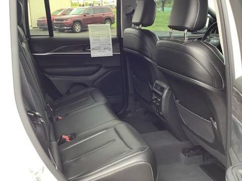 Used 2023 Jeep Grand Cherokee Limited AWD/4WD image 16