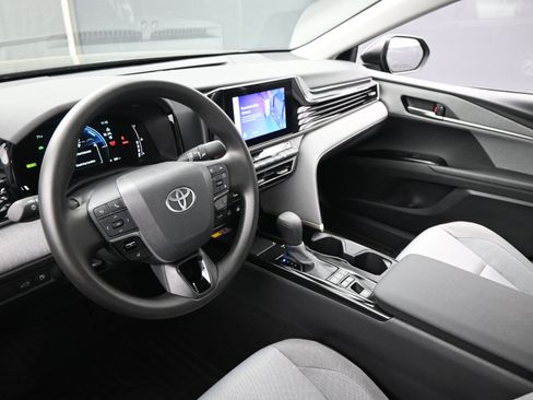 Used 2025 Toyota Camry LE w/ Convenience Package image 13