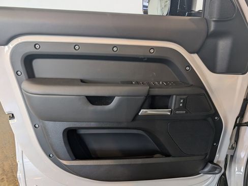 New 2026 Land Rover Defender 130 X-Dynamic SE image 7