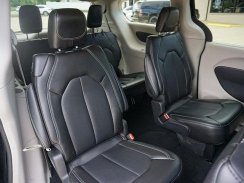 Used 2024 Chrysler Pacifica Touring-L FWD image 28