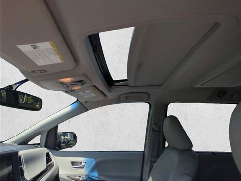 Used 2015 Toyota Sienna XLE Premium FWD image 21