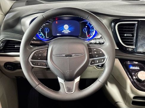 Used 2024 Chrysler Pacifica Select image 13