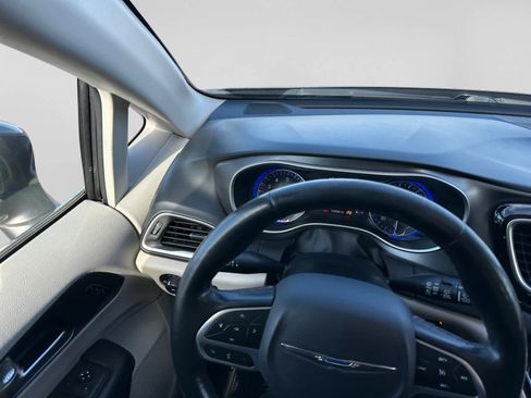 Used 2020 Chrysler Pacifica Touring-L w/ Tire & Wheel Group FWD image 29