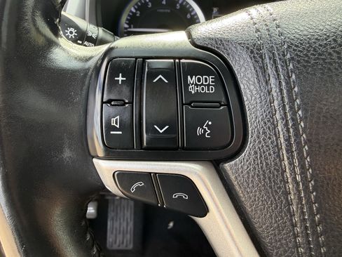 Used 2017 Toyota Highlander SE w/ Carpet Mat Package AWD/4WD image 15