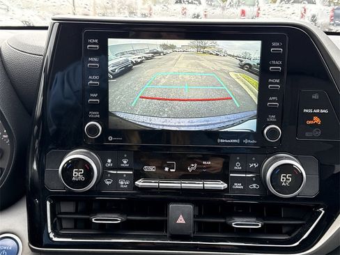 Used 2021 Toyota Highlander LE image 32