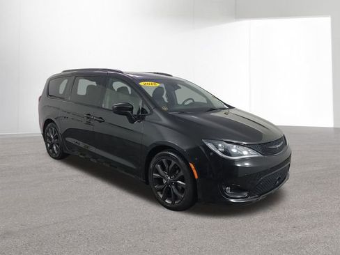 Used 2018 Chrysler Pacifica Touring-L Plus w/ Advanced Safetytec Group FWD image 13