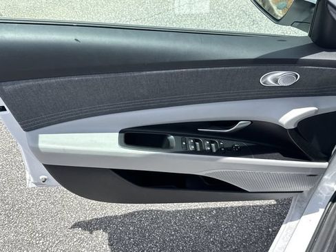 Used 2025 Hyundai Elantra Limited FWD image 10