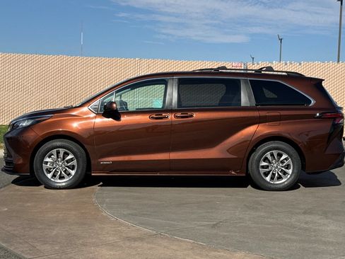 Used 2021 Toyota Sienna LE AWD/4WD image 7