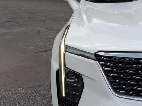Used 2024 Cadillac XT4 Luxury w/ Cold Weather Package FWD image 11