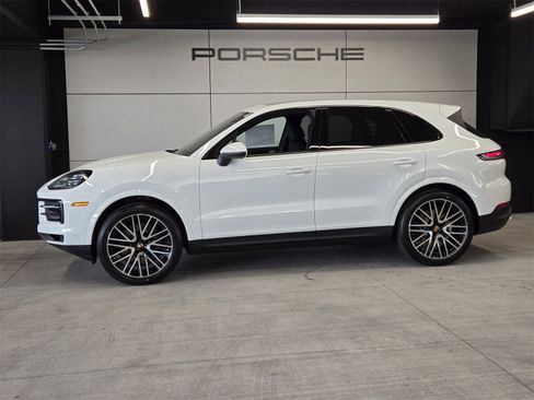 Used 2025 Porsche Cayenne Base image 2
