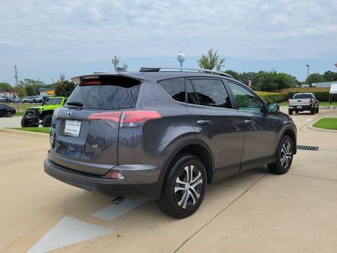 Used 2018 Toyota RAV4 LE FWD image 10