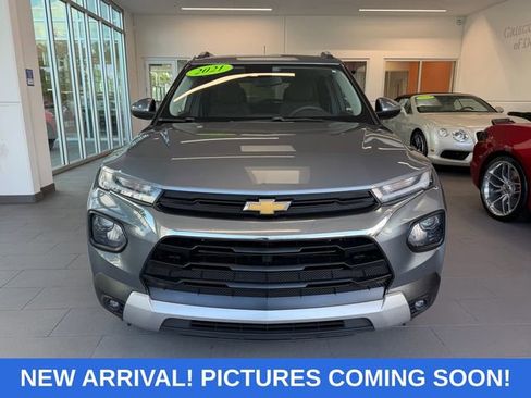 Used 2021 Chevrolet TrailBlazer LT w/ Driver Confidence Package FWD image 2