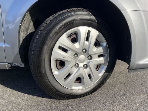 Used 2018 Dodge Grand Caravan SE w/ UConnect Hands-Free Group image 2