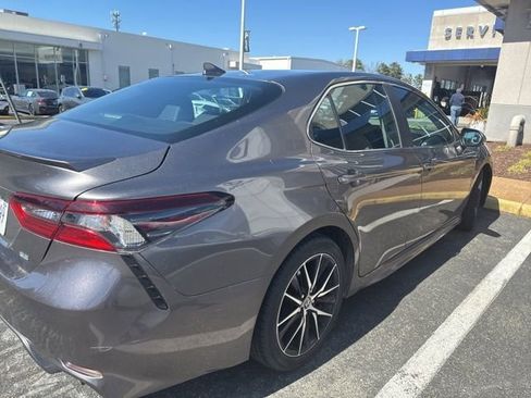 Used 2021 Toyota Camry SE image 2