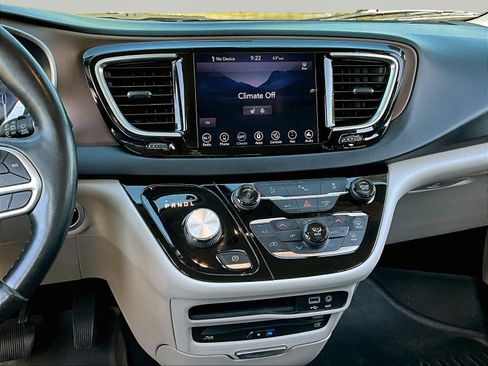 Used 2018 Chrysler Pacifica Touring-L Plus FWD image 9