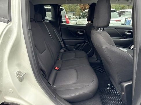 Used 2023 Jeep Renegade Latitude image 10