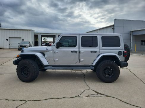 Used 2019 Jeep Wrangler Unlimited Sahara image 8