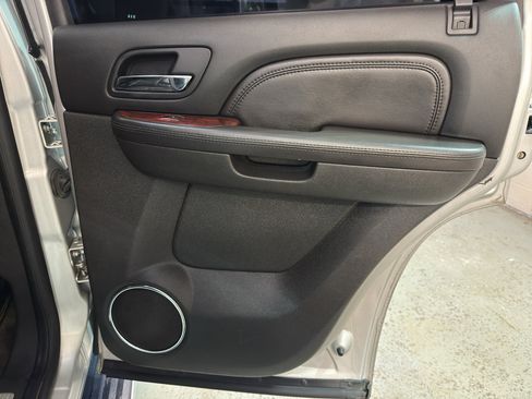 Used 2010 Cadillac Escalade Luxury AWD/4WD image 25