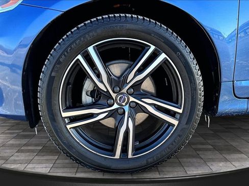 Used 2017 Volvo XC60 T6 R-Design image 9