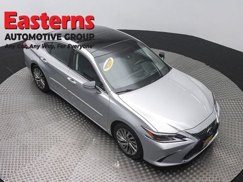 Used 2019 Lexus ES 350 Ultra Luxury w/ Accessory Package FWD image 3