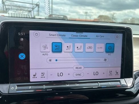 Used 2024 Volkswagen Atlas SE image 23