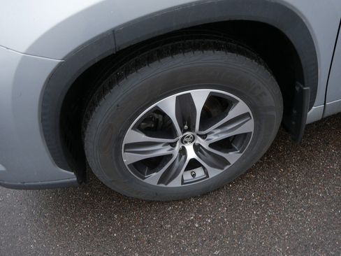 Used 2020 Toyota Highlander XLE AWD/4WD image 16