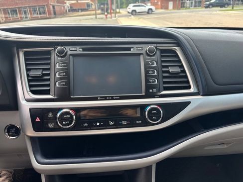 Used 2018 Toyota Highlander XLE FWD image 30