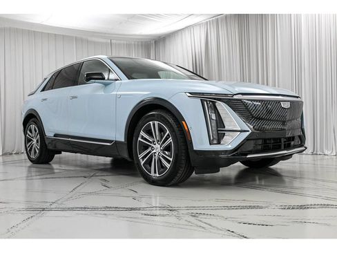 Certified 2024 Cadillac Lyriq Luxury AWD/4WD image 2