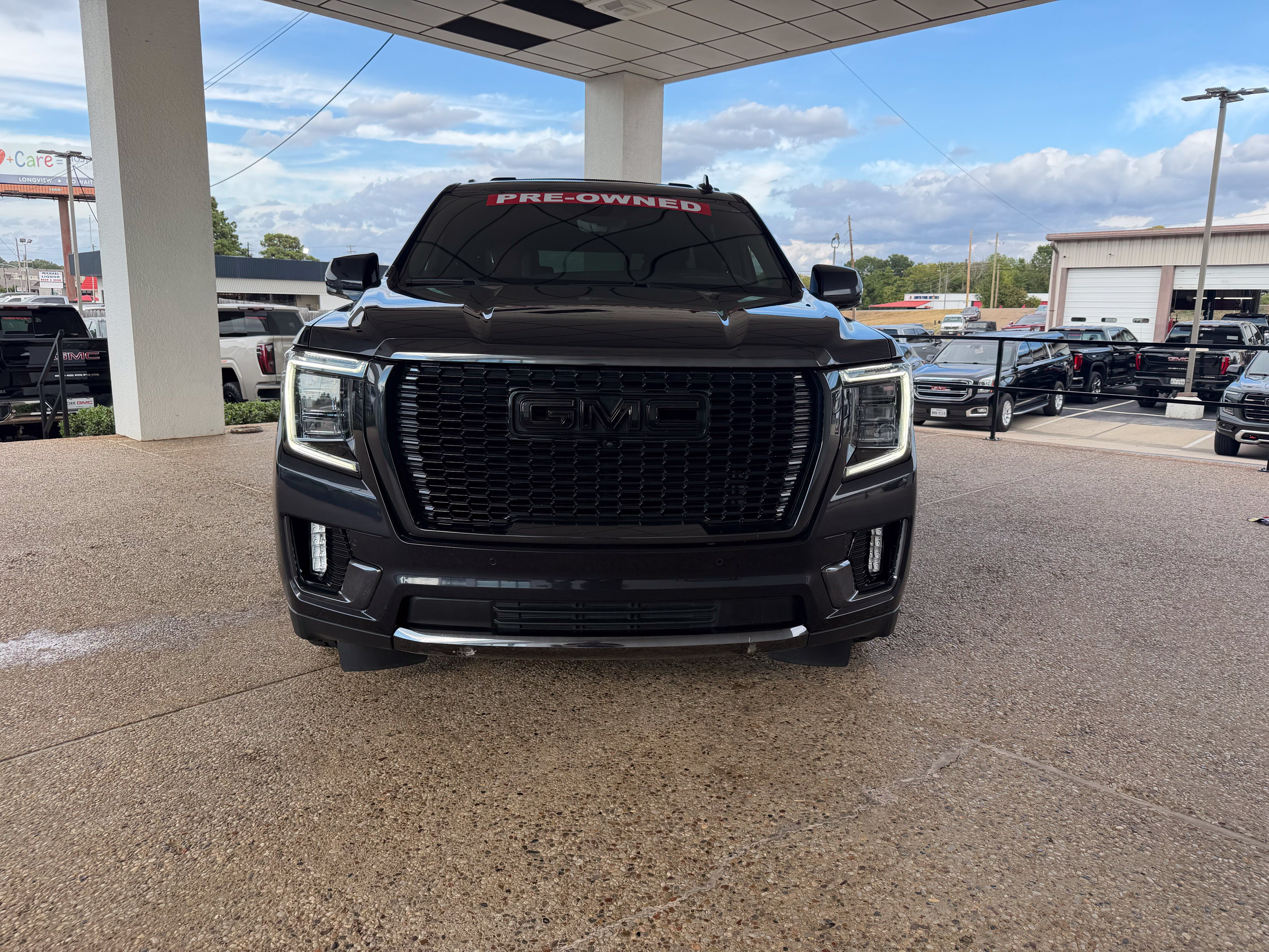 Used 2023 GMC Yukon XL Denali Ultimate AWD/4WD image 3