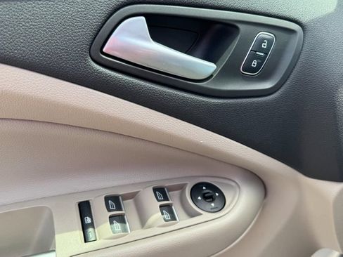 Used 2017 Ford Escape SE w/ Equipment Group 201A FWD image 15