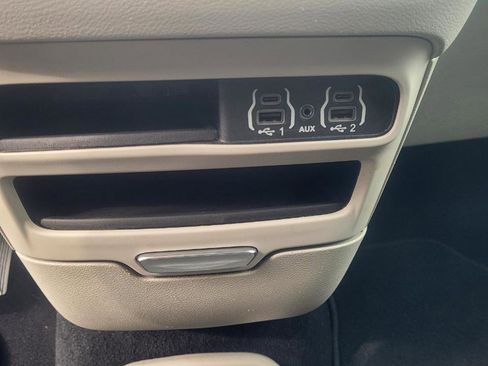Used 2022 Chrysler Voyager LX image 18