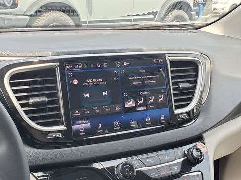 Used 2023 Chrysler Pacifica Touring-L FWD image 18