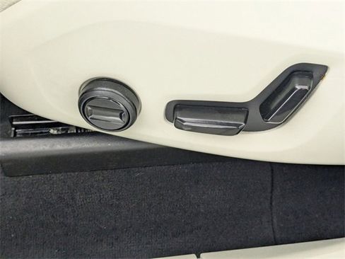 Used 2022 Volvo XC60 B5 Momentum image 15