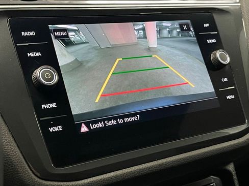 Used 2020 Volkswagen Tiguan SE w/ Panoramic Sunroof Package image 28