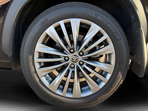 Used 2020 Toyota Highlander Platinum image 12