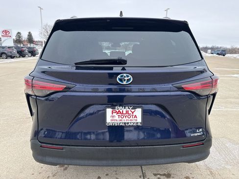 Used 2021 Toyota Sienna LE w/ LE Plus Package image 5